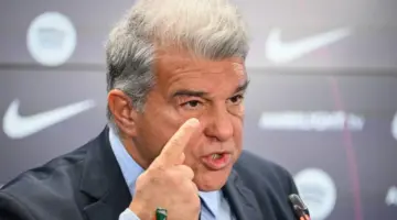 “طعنة غادرة من الصلع”: صفقة انتقال لاعب في نادي برشلونة تثير غضب جوان لابورتا